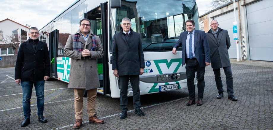 Auf dem Foto zu sehen sind (v.l.n.r.): Andreas Fey, Bürgermeister von Kirtorf, RMV-Geschäftsführer Dr. André Kavai, Manfred Görig, RMV-Aufsichtsratsmitglied und Landrat des Vogelsbergkreises, Marian Zachow, RMV-Aufsichtsratsmitglied und Erster Kreisbeigeordneter des Landkreises Marburg-Biedenkopf sowie Thomas Fongar vom Omnibusbetrieb Käberich 