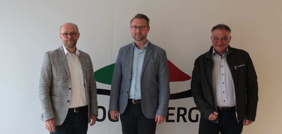 Erster Kreisbeigeordneter Dr. Jens Mischak dankt Dr. Frank Thiel (links) und Bernd Voigt (rechts) für ihren Einsatz beim Zensus 2022. Foto: 