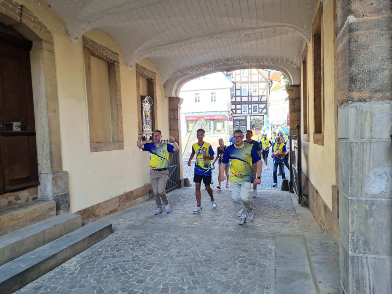 Landrat Görig und Sportdezernent Dr. Mischak beim Zieleinlauf