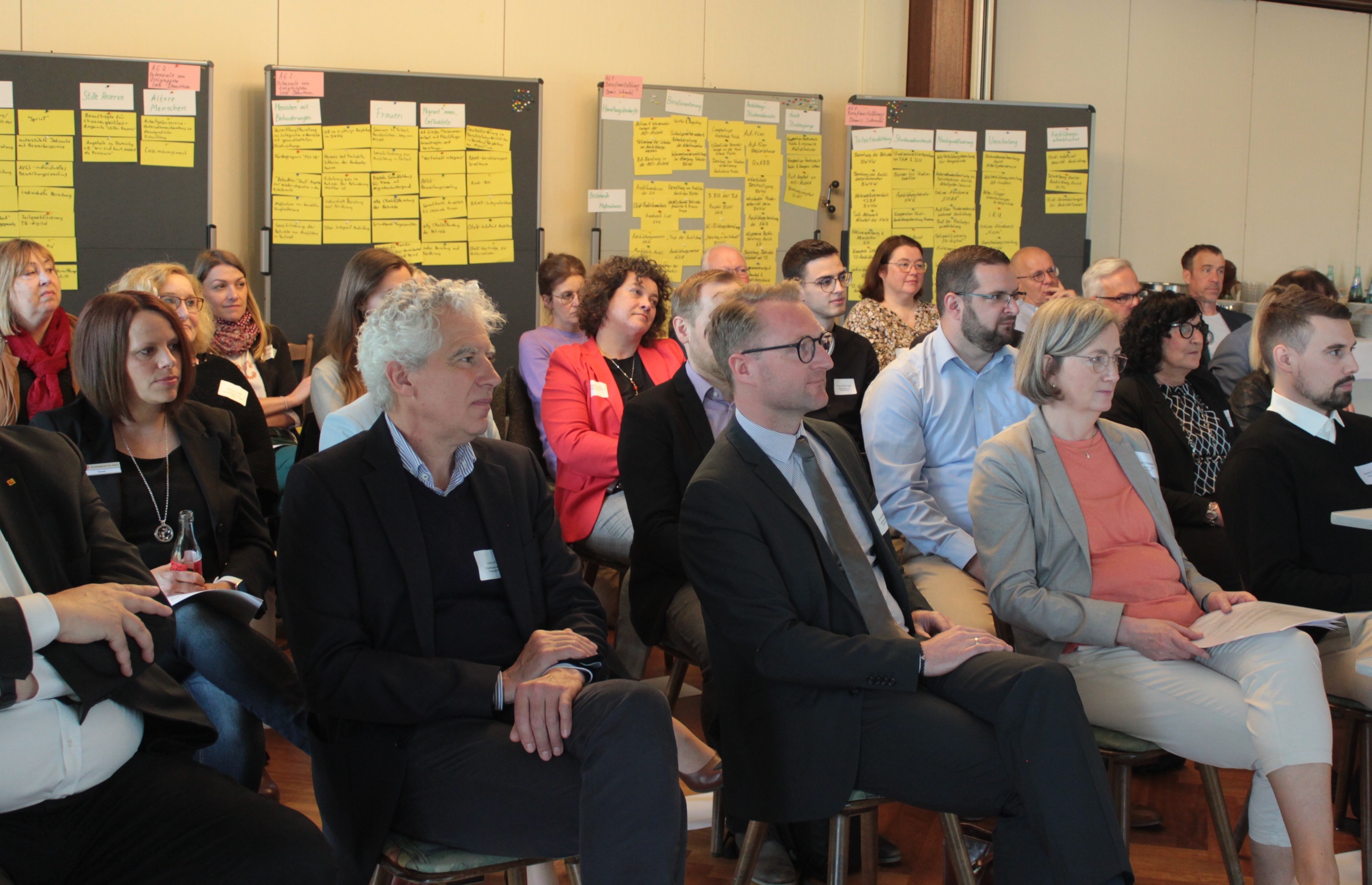„Das Thema Fachkräftesicherung steht seit Jahren auf der Agenda unserer Wirtschaftsförderung“, unterstreicht Erster Kreisbeigeordneter Dr. Jens Mischak (Mitte) im Rahmen der Zukunftswerkstatt in der „Schmiede“ in Eudorf. 