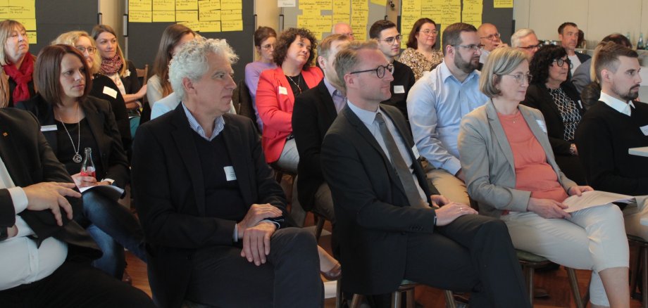 „Das Thema Fachkräftesicherung steht seit Jahren auf der Agenda unserer Wirtschaftsförderung“, unterstreicht Erster Kreisbeigeordneter Dr. Jens Mischak (Mitte) im Rahmen der Zukunftswerkstatt in der „Schmiede“ in Eudorf. 