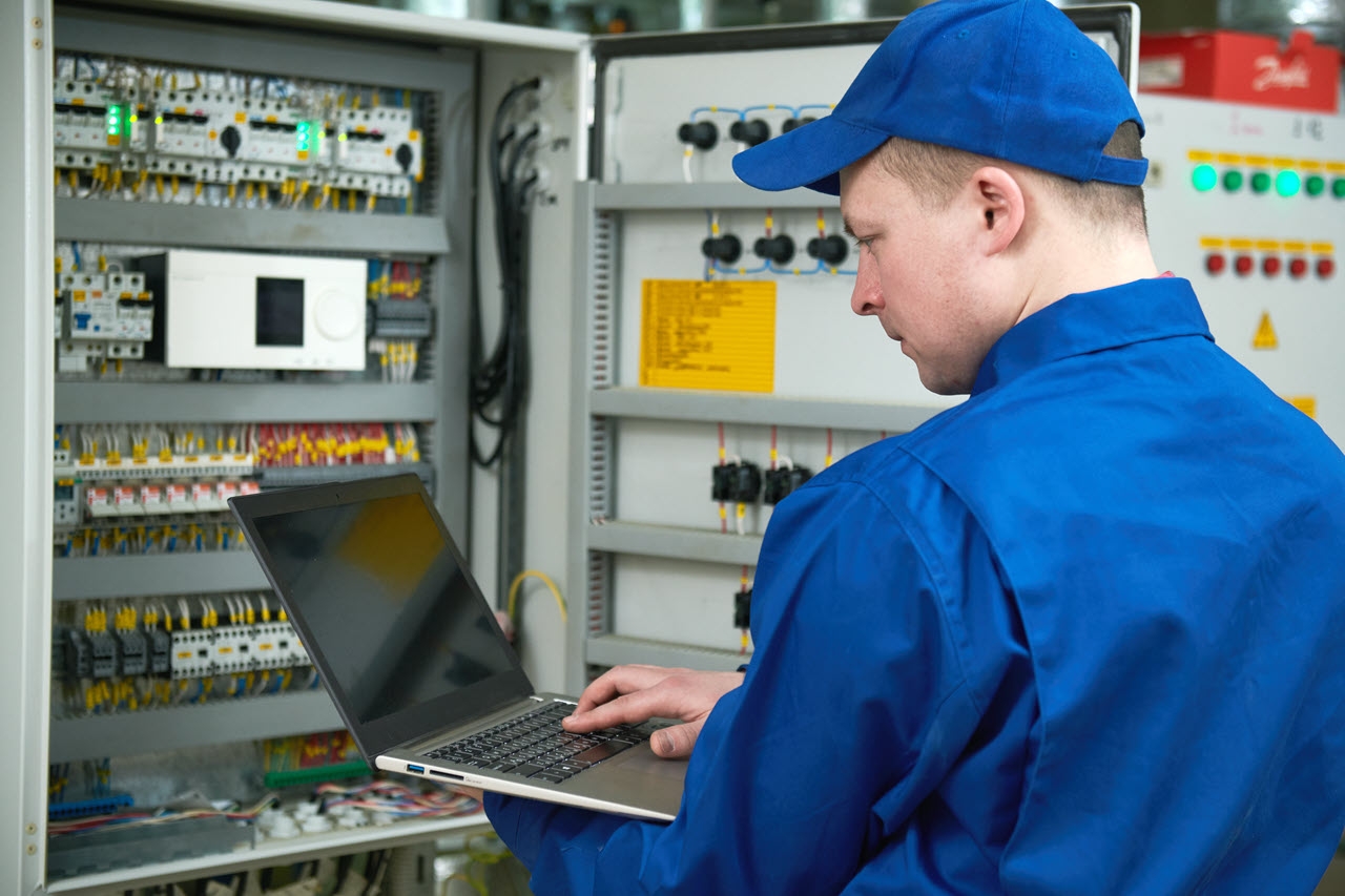 Elektroarbeiten Electrician works with tester in switchbox